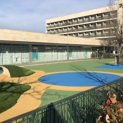 Instalación de pavimentos especiales y parques infantiles